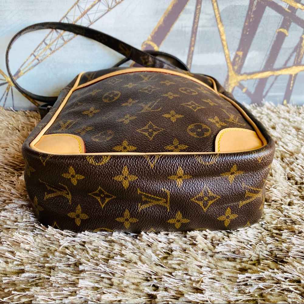 Louis Vuitton Danube MM Crossbody - Picture 5 of 14